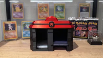 Soporte: Pokemon Center Team Rocket Sleeve/Toploader Holder — vista de referencia 3