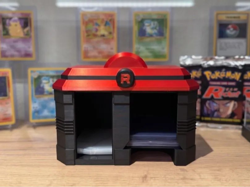 Soporte: Pokemon Center Team Rocket Sleeve/Toploader Holder. Referencia del modelo original.