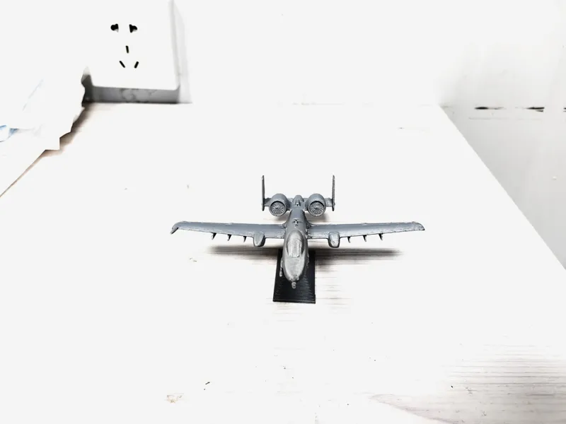 费尔柴尔德A-10“雷电Ⅱ”攻击机，等比例复刻版，带展示架