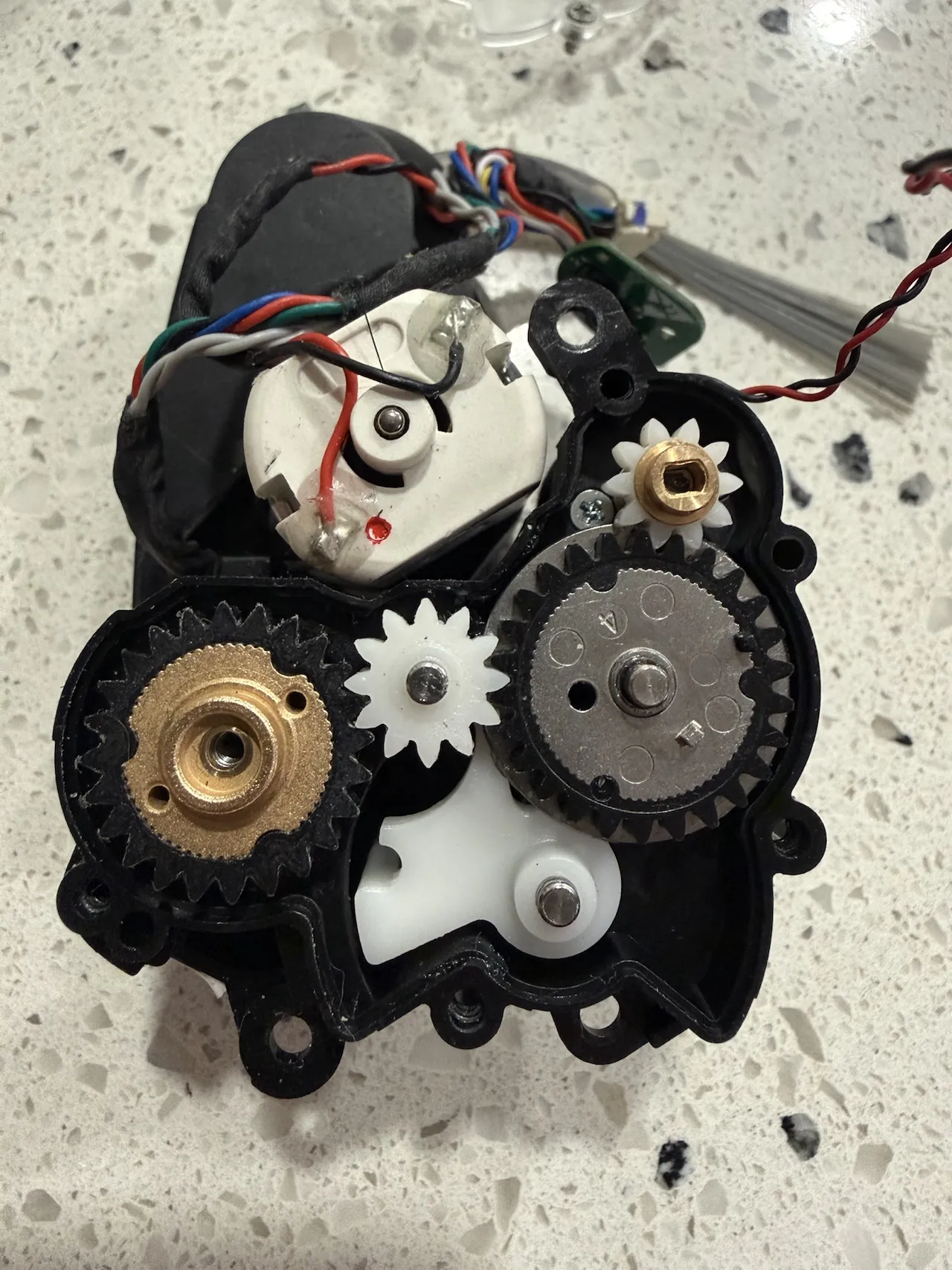 Roborock Saros 10R side brush gear view 2