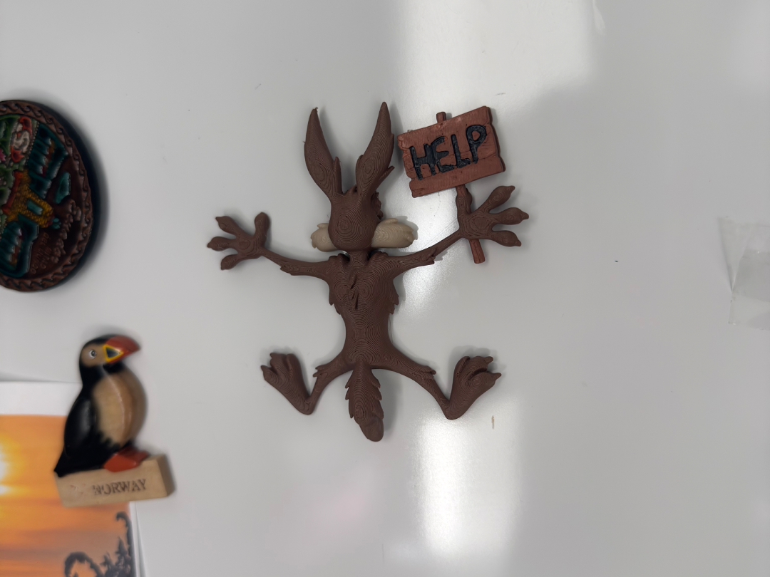 coyote estrellado con el cartel de HELP