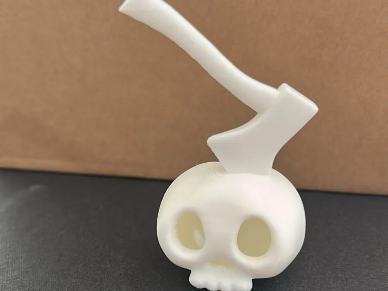 calavera con hacha