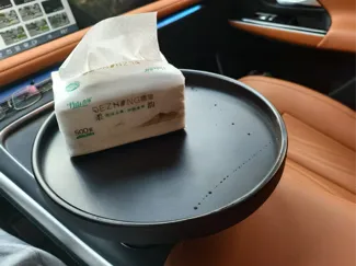小鹏G9电动车水杯架位置的“装小资”茶几托盘