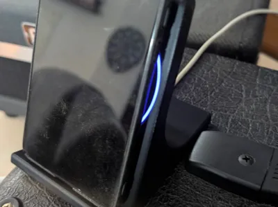 Minimal Universal Wireless Charger Smartphone