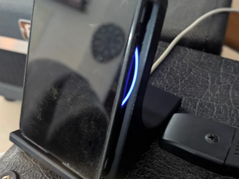 Minimal Universal Wireless Charger Smartphone
