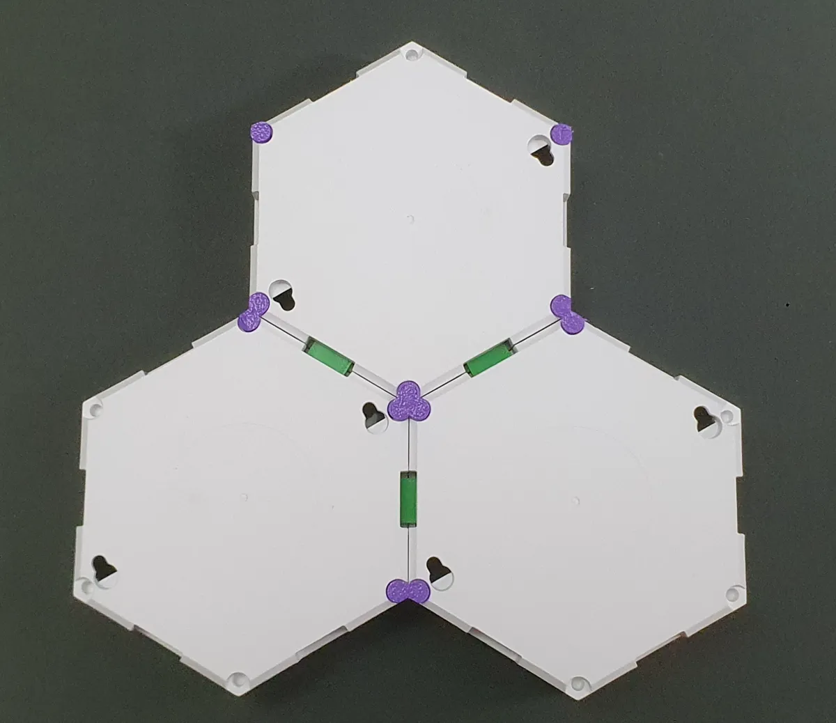 Connecteur pour panneaux hexagonaux lumineux
