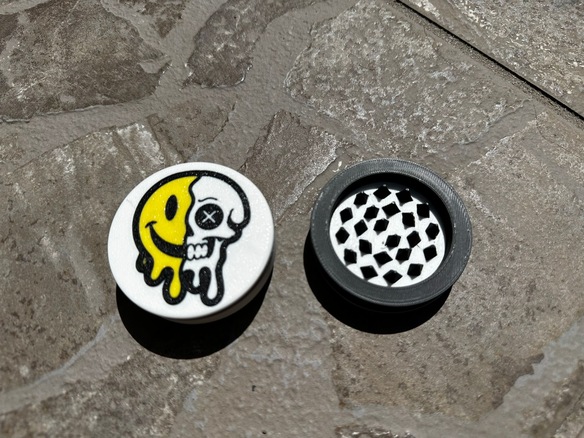 Melting Smiley Skull Grinder