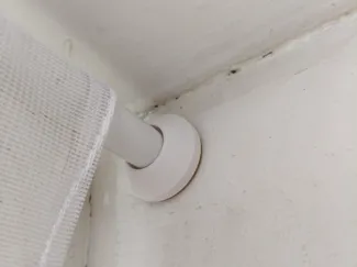 Adjustable curtain rod bracket