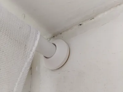 Adjustable curtain rod bracket