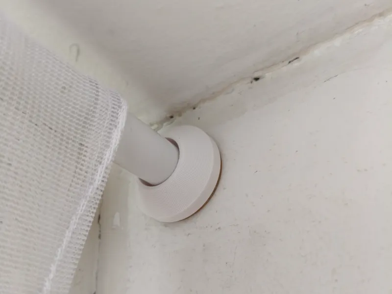 Adjustable curtain rod bracket