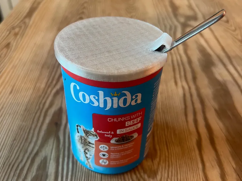Tin can lid (TPU) with flap for spoon