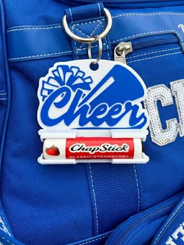 Accesorio para sujetar ligas de cabello: 2-1 Hair Tie & Lip Balm Cheer Bag Tag — vista de referencia 2