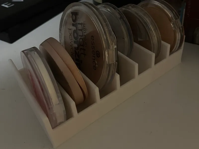 Makeup organizer for round palettes