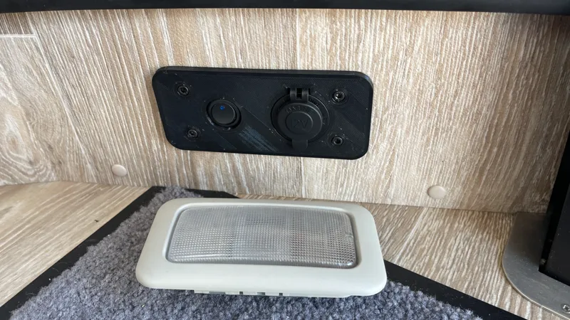 Lamp replacement 12V socket