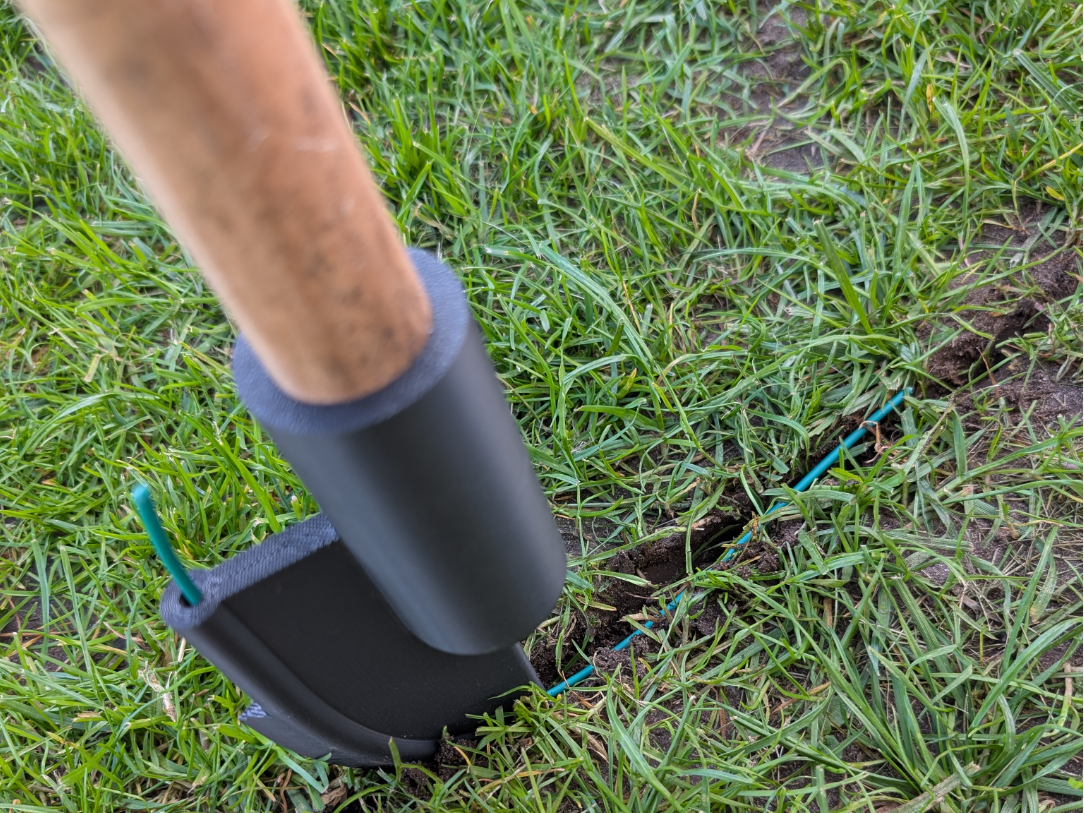 Verlegehilfe für Kabel in Erde oder Rasen