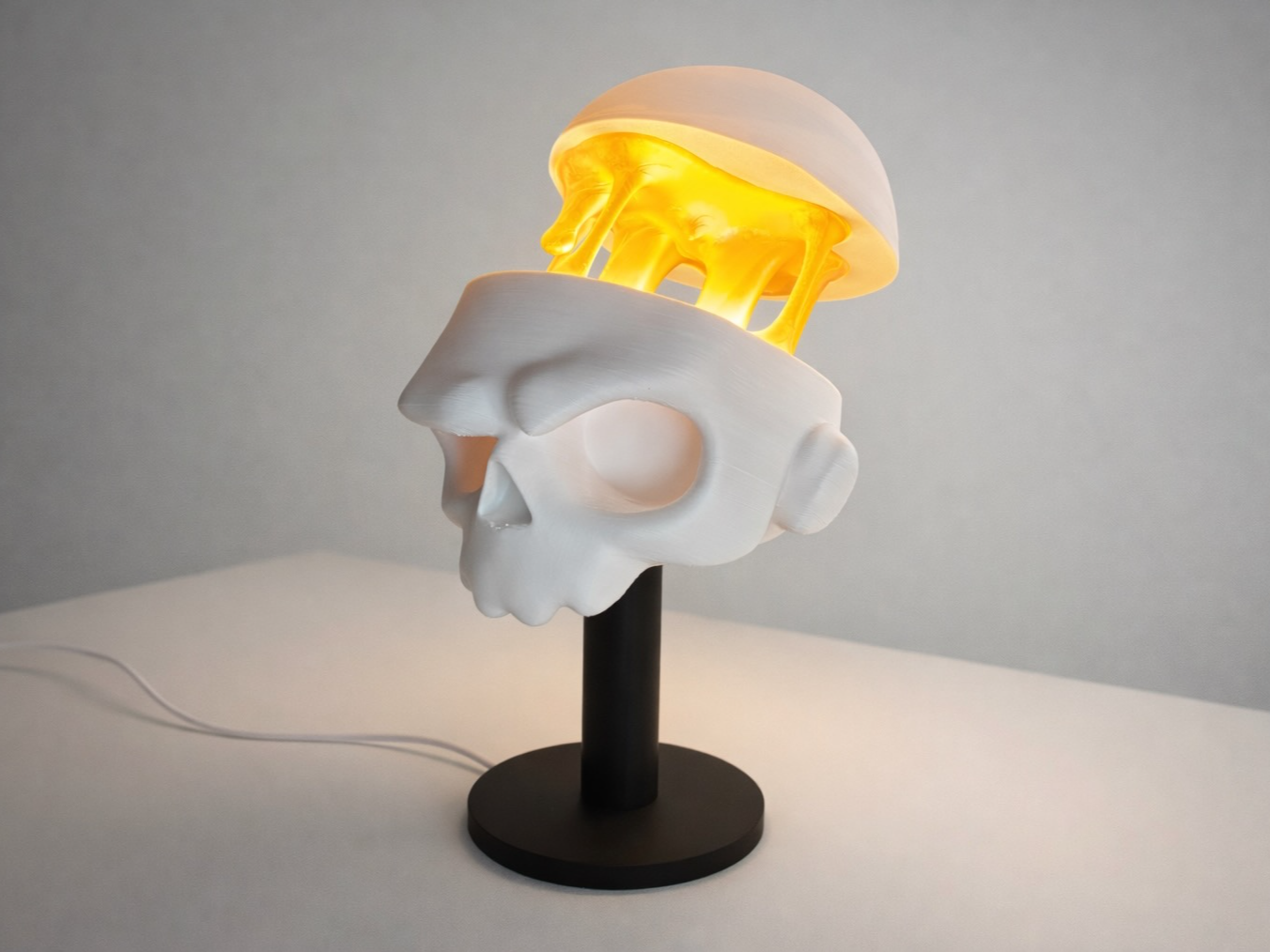 BRAINDROP – Skull Table Lamp with Glowing Brain