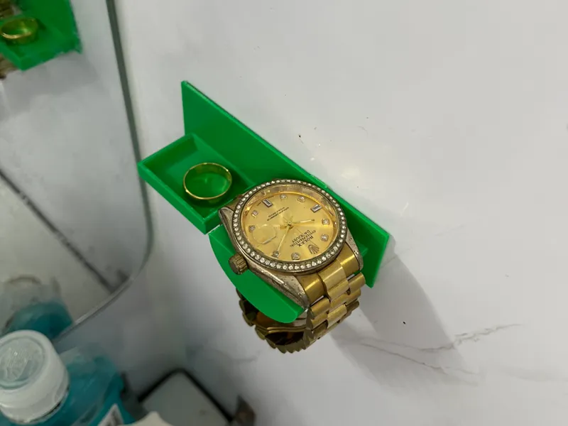 Bathroom jewelry holder