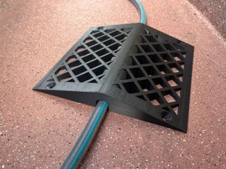 Kompakte Schlauchbrücke für 3/8 Schläuche & Kabel
