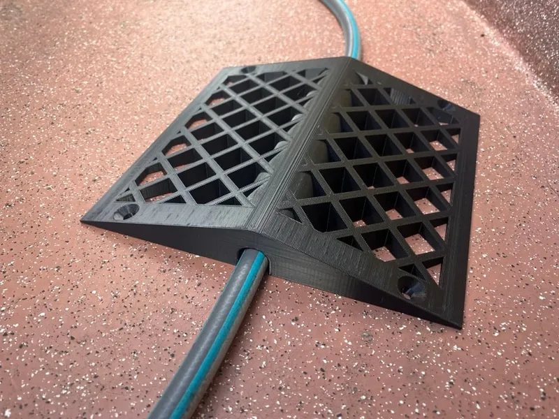 Kompakte Schlauchbrücke für 3/8 Schläuche & Kabel