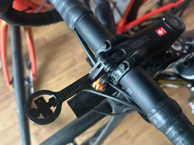 坚固耐用，适配Bontrager Blendr系统的下沉式Garmin适配码表架