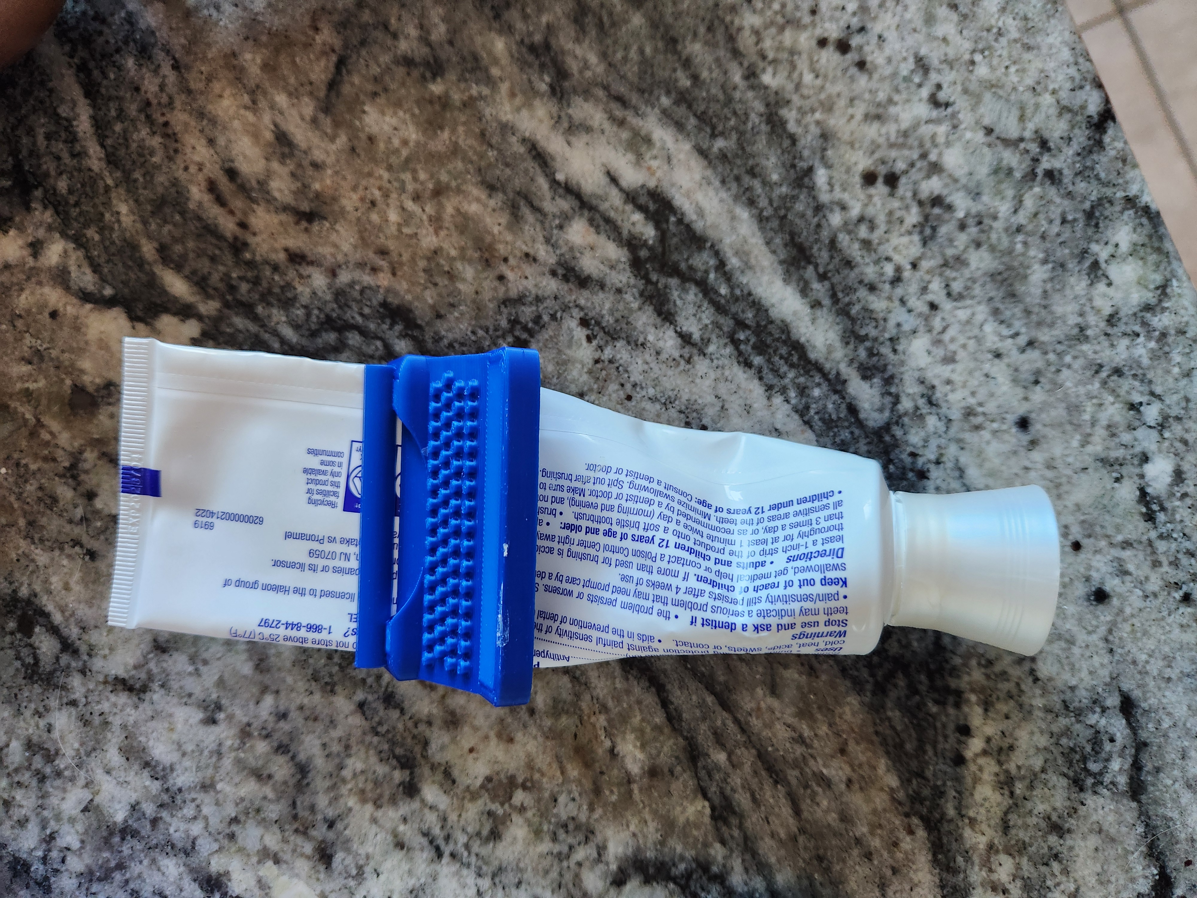 Miniatura 2 do modelo 3D Typewriter Toothpaste Squeezer/Dispenser
