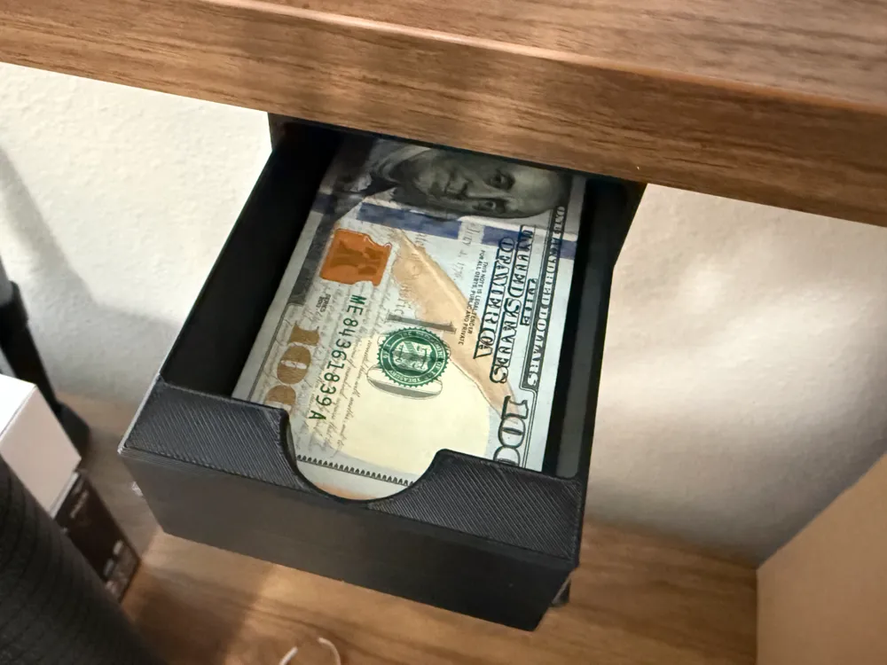 Estante o repisa: Hidden Cash Drawer – Under Desk Stash. Referencia del modelo original.