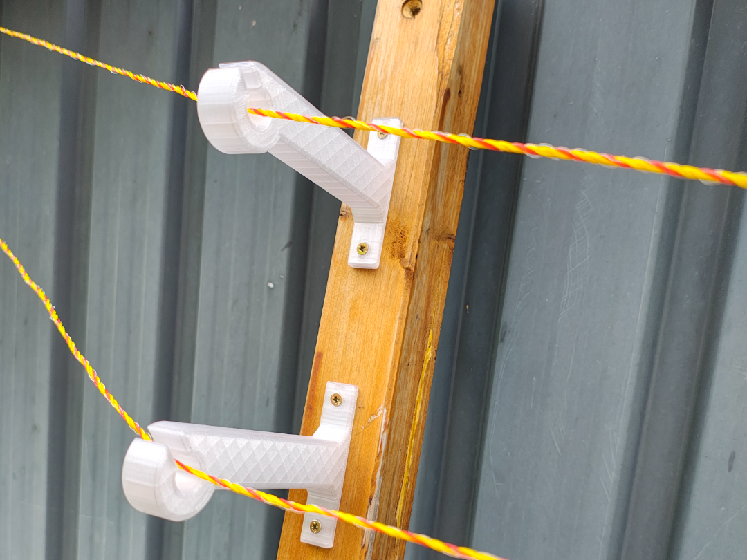 Electric fence insulator – 95 mm offset