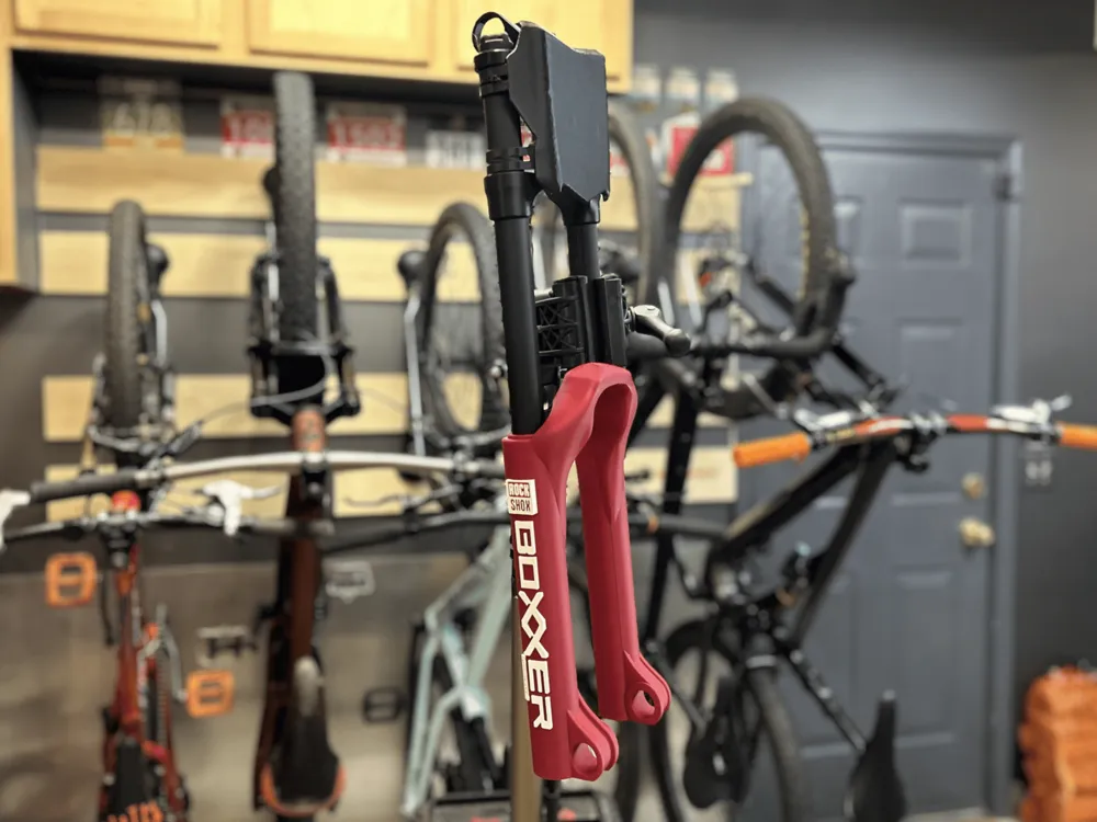 Caja o estuche: RockShox Boxxer Ultimate 3/4 scale replica. Referencia del modelo original.