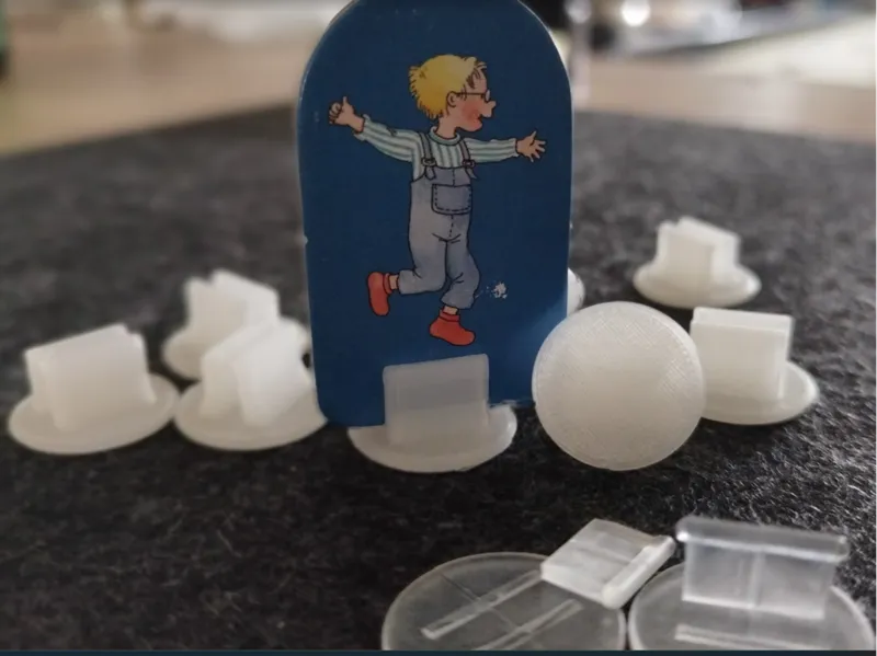 Game Piece Holder – Stand for Cardboard Tokens