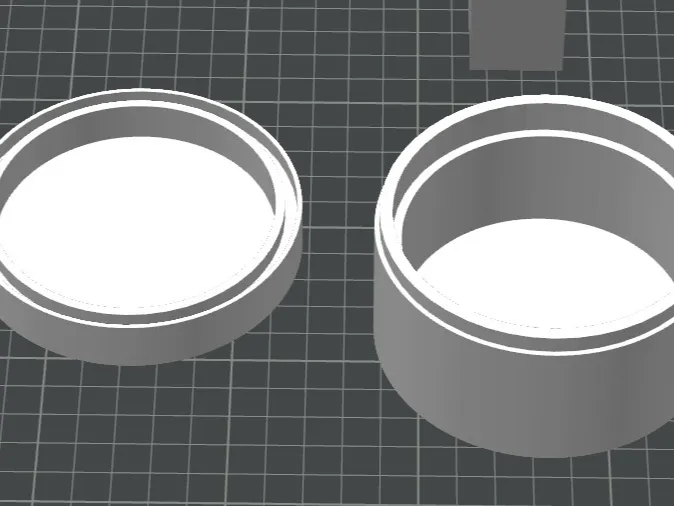 Dose mit Deckel ca. 92mm und ca. 45 mm hoch