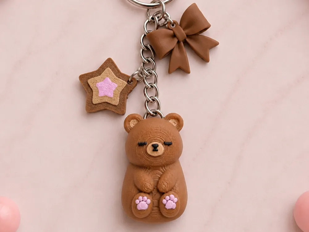Llavero: Sleepy Bear Keyring with Charms. Referencia del modelo original.
