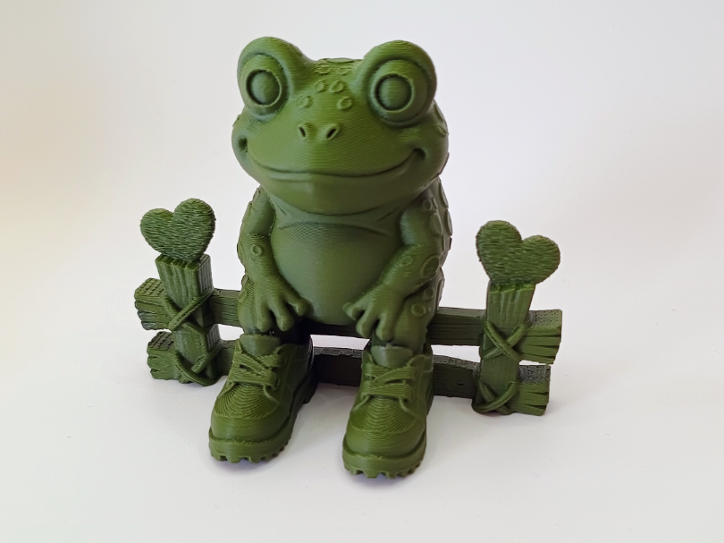 Frosch auf Bank mit Herzstiefeln voller Charme