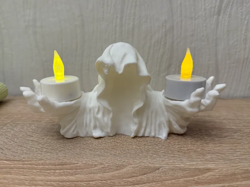 Geist mit zwei Teelichtern