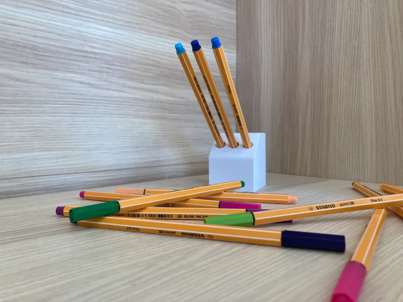 Simple pen holder