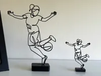 Sculpture filaire footballeuse en action — photo 2