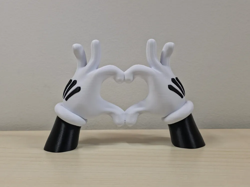 Miniatura 2 do modelo 3D Mickey Mouse hands HEART
