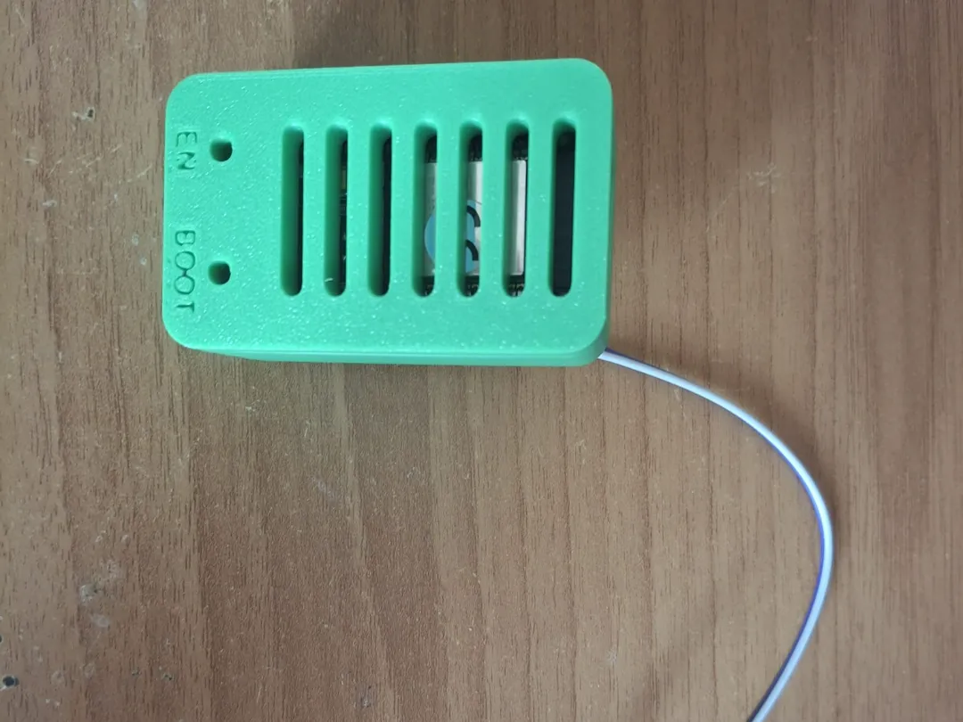 Boîtier pour carte ESP32 avec fentes pour câbles