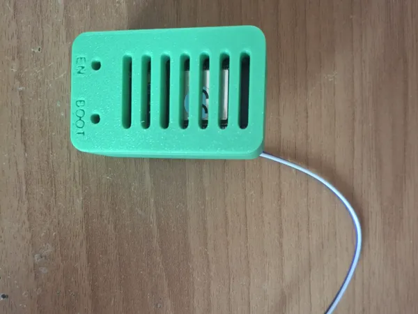 Boîtier pour carte ESP32 avec fentes pour câbles