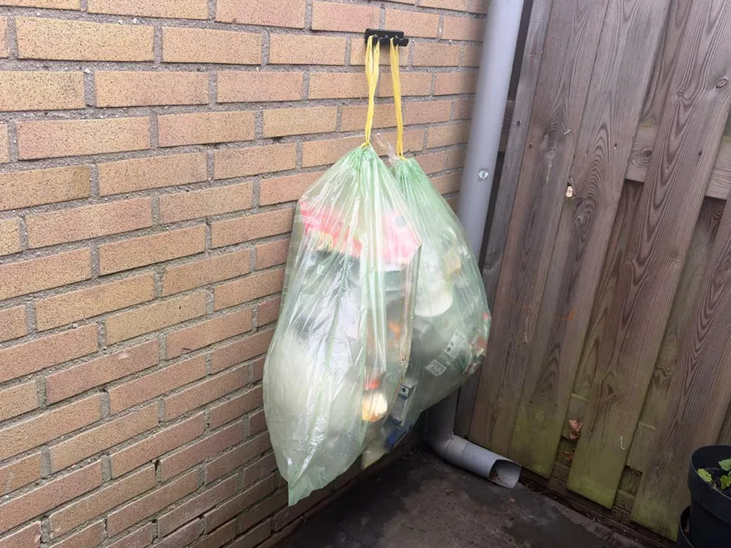 Outdoor garbagebag holder