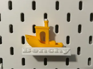 Benchy skadis holder