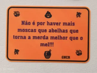 Placa moscas e abelhas...
