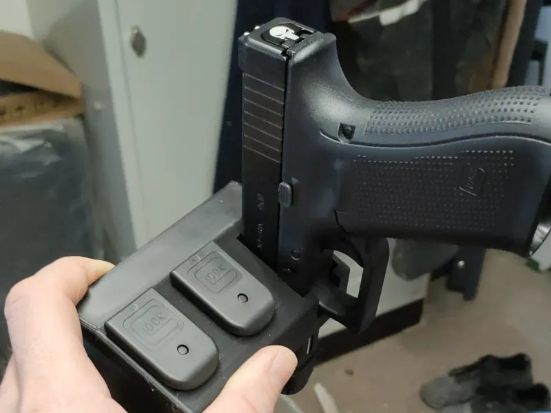 Glock 17 & 19 Halterung  + 2 Magazine 