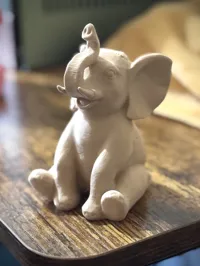 Éléphant assis à motifs floraux — photo 1