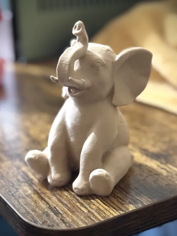 Éléphant assis à motifs floraux