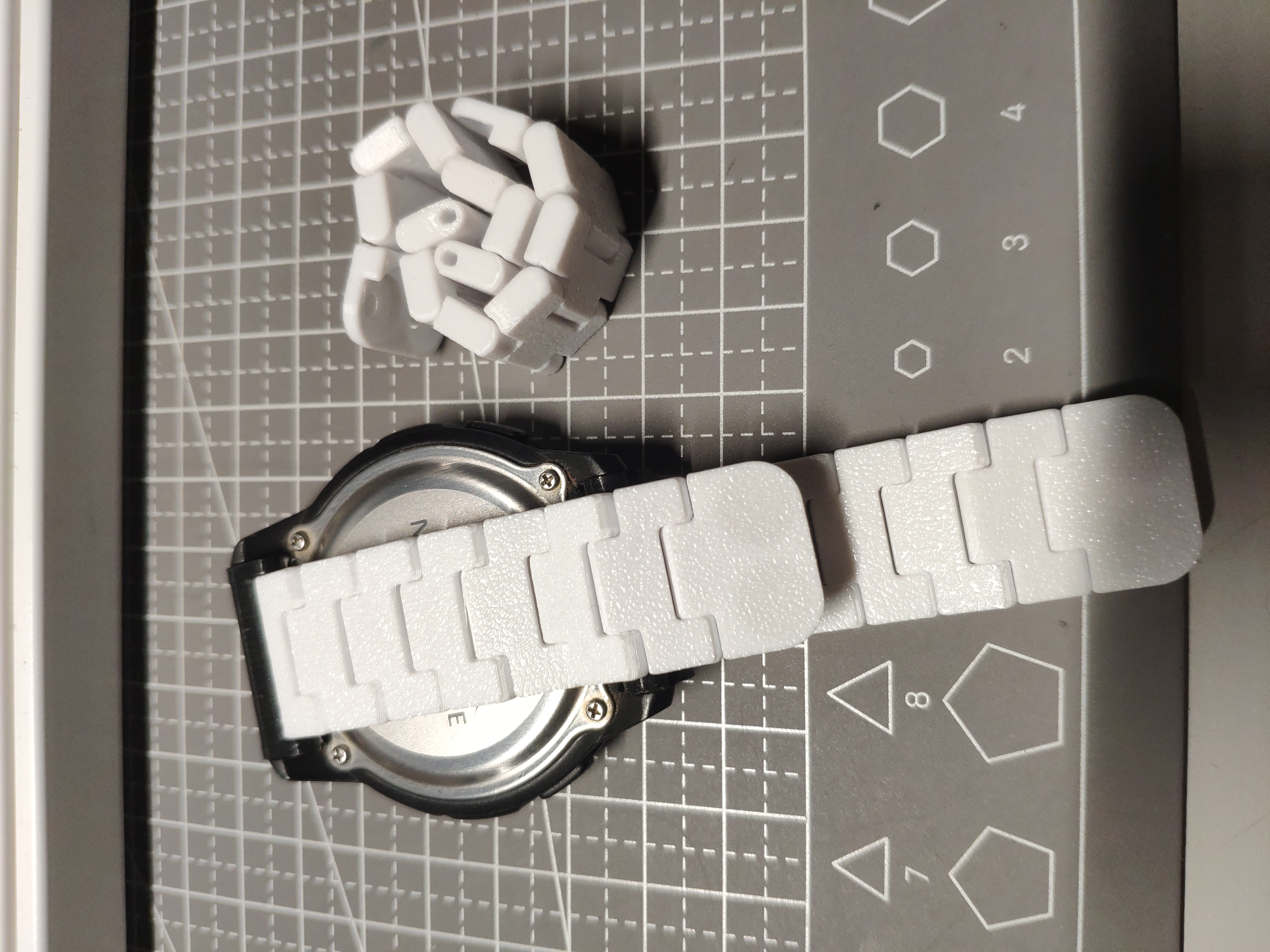 Miniatura 1 do modelo 3D 磁吸表带手表表带，多种尺寸，履带样式