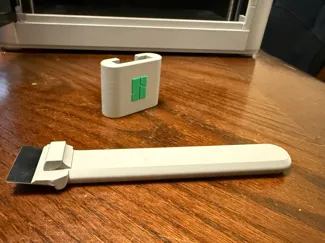 Scraper with shorter thumb grip for a flush mount