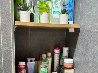 Screwless shelf bracket