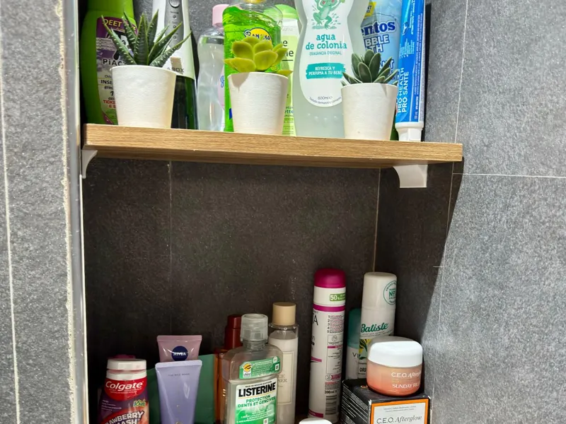 Screwless shelf bracket