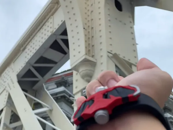 Lance-toile façon Spider-Man (manette PS4)