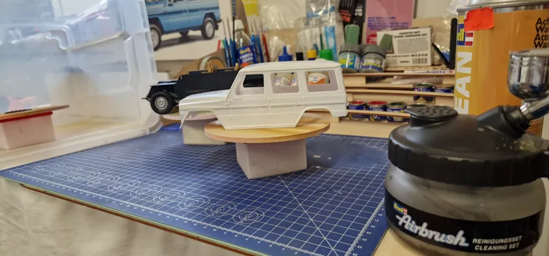 Rotating plate for airbrush painting